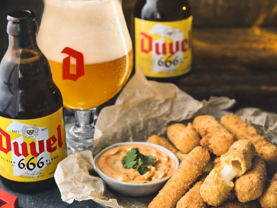 Duvel 6,66% et mozzarella sticks, sauce mayonnaise épicée et coriandre